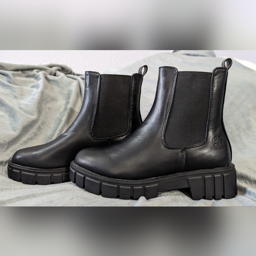 NWOT NEVER WORN Brooke lug sole Chelsea Boots - Black/size 9